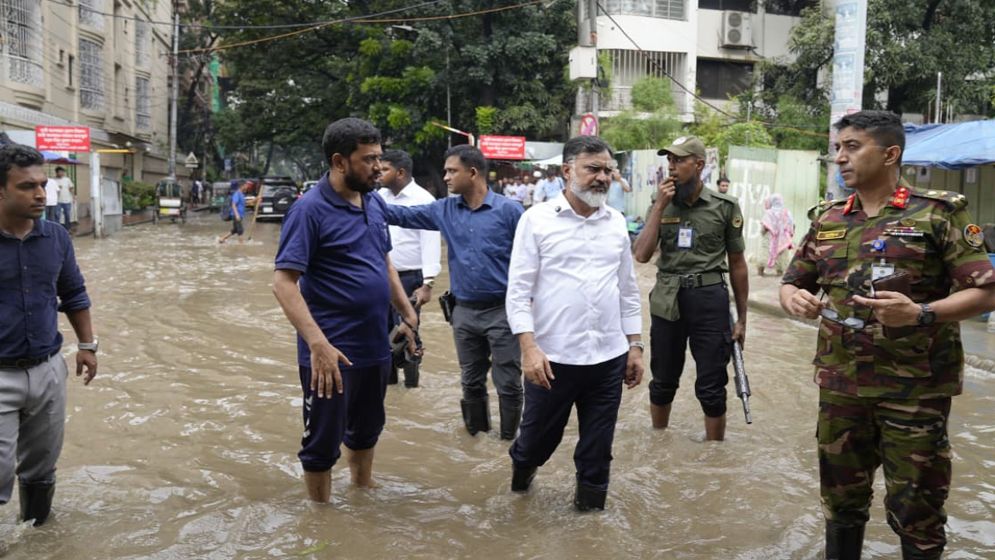টানা বর্ষণে জলাবদ্ধ রাজধানী, পরিদর্শনে ডিএনসিসি প্রশাসক