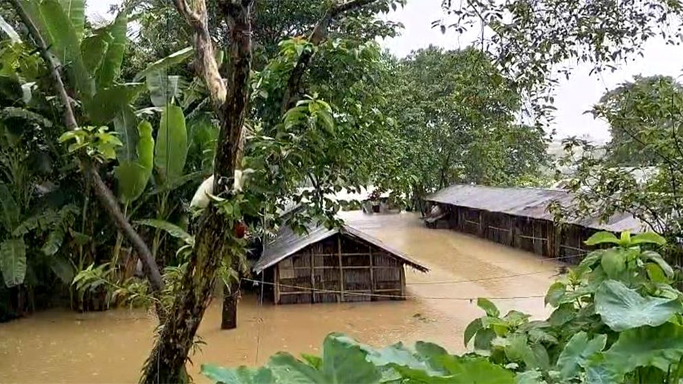 বাঁধ ভেঙে প্লাবিত একাধিক গ্রাম, বানের জলে ডুবে একজনের মৃত্যু