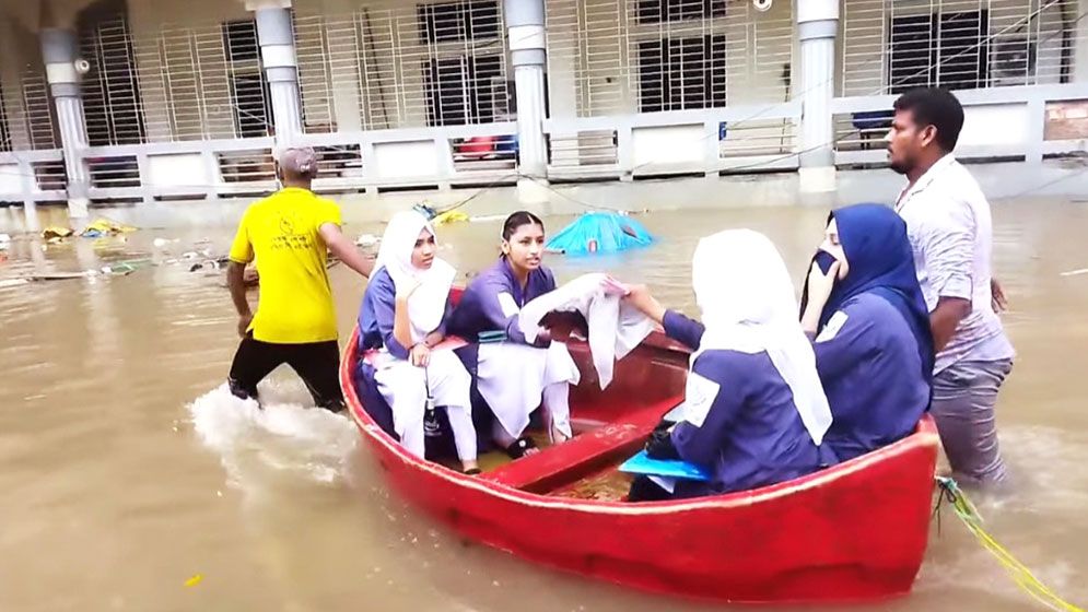 নৌকায় চড়ে পরীক্ষাকেন্দ্রে শিক্ষার্থীরা  