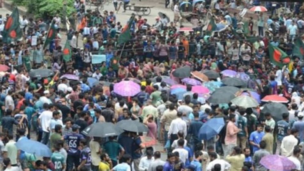 বৃষ্টি উপেক্ষা করে মিরপুরে শিক্ষার্থীদের সড়ক অবরোধ