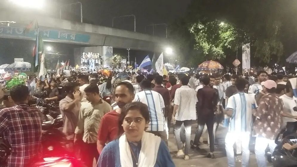 ঢাবি প্রশাসনের নিষেধাজ্ঞা উপেক্ষা করে টিএসসিতে ফুটবলপ্রেমীদের ঢল