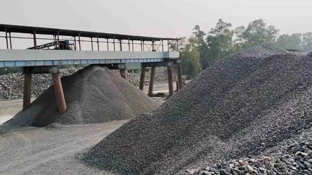 ৫৩ দিন পর মধ্যপাড়া খনিতে পাথর উত্তোলন শুরু