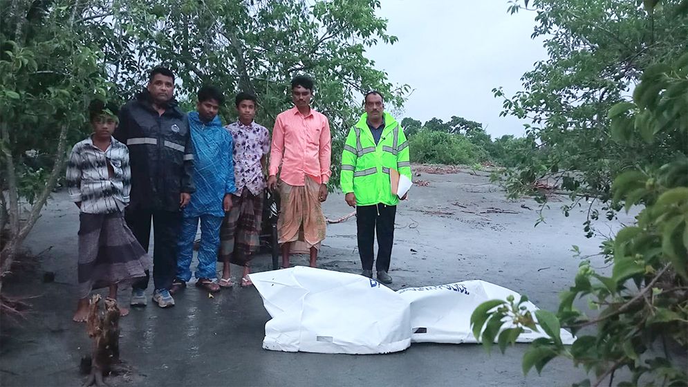 কুয়াকাটা সৈকতে ভেসে এলো অর্ধগলিত মরদেহ