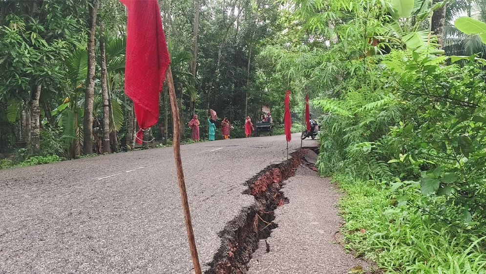টানা বর্ষণে বাবুগঞ্জে আঞ্চলিক সড়কে ধস, যান চলাচল ব্যাহত