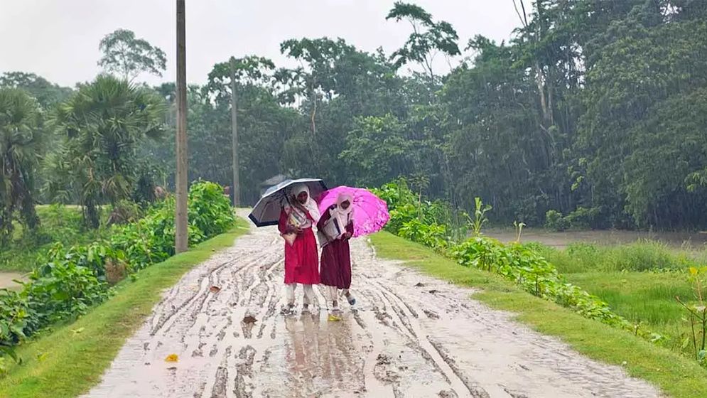 বর্ষা এলেই কাদায় ডুবে যায় সড়ক, দুর্ভোগে পাঁচ গ্রামের মানুষ