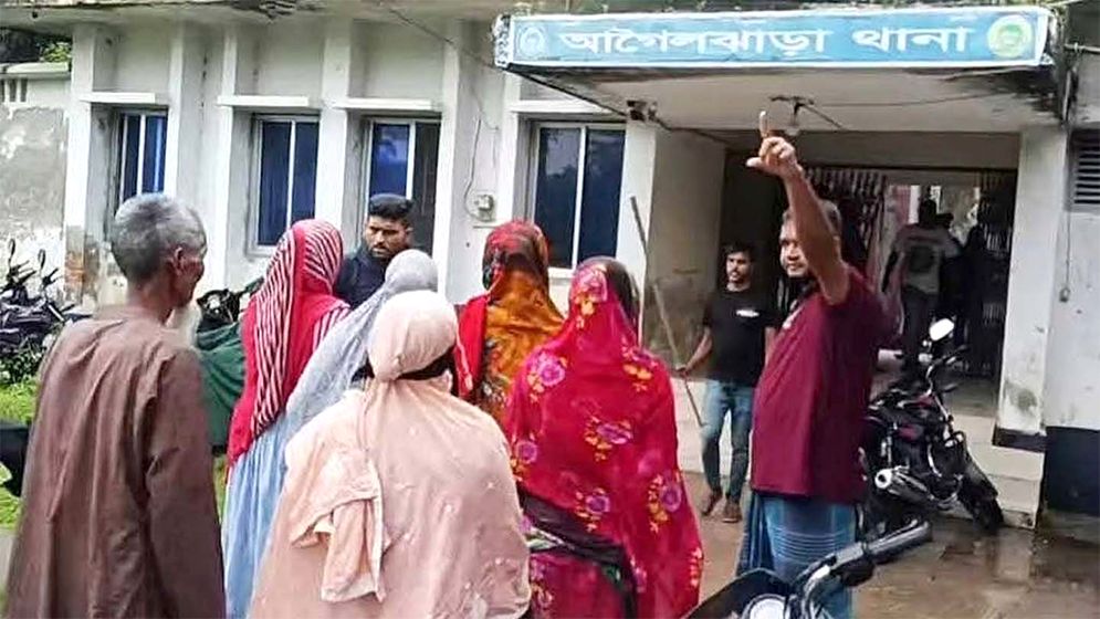 যুবককে নির্যাতনের অভিযোগে থানা ঘেরাও, পুলিশ সদস্যসহ আহত ৬