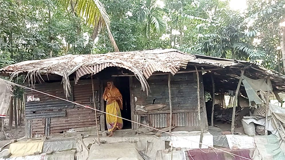 মেঘ দেখলেই অন্যের ঘরে আশ্রয়, আষাঢ়-শ্রাবণ কাটে প্রতিবেশীর বাড়িতে