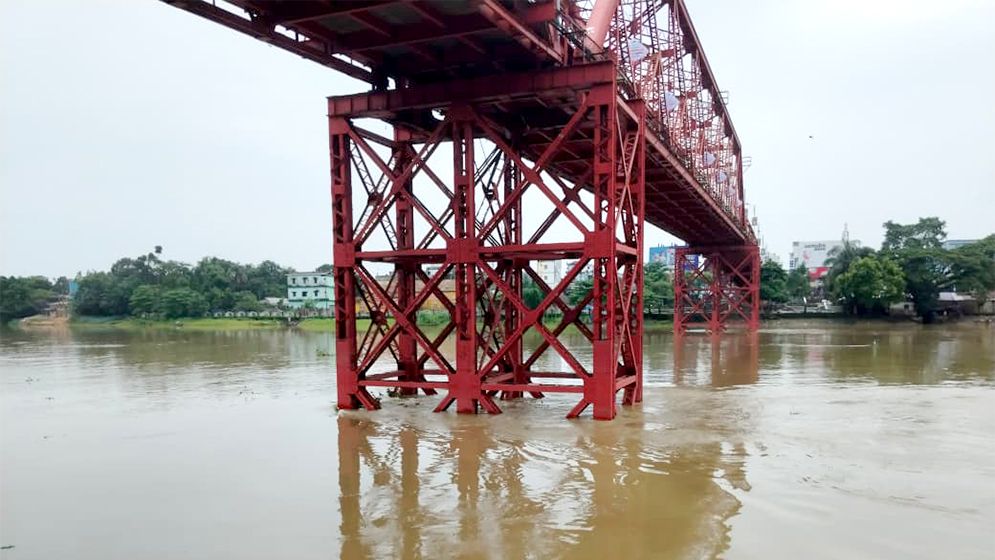 টানা বৃষ্টি ও পাহাড়ি ঢলে বাড়ছে নদ-নদীর পানি, বন্যার শঙ্কা