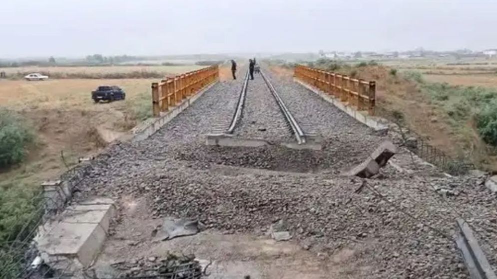 মার্কিন হামলায় ক্ষতিগ্রস্ত রেল সেতু পুনরায় চালু করল ইরান