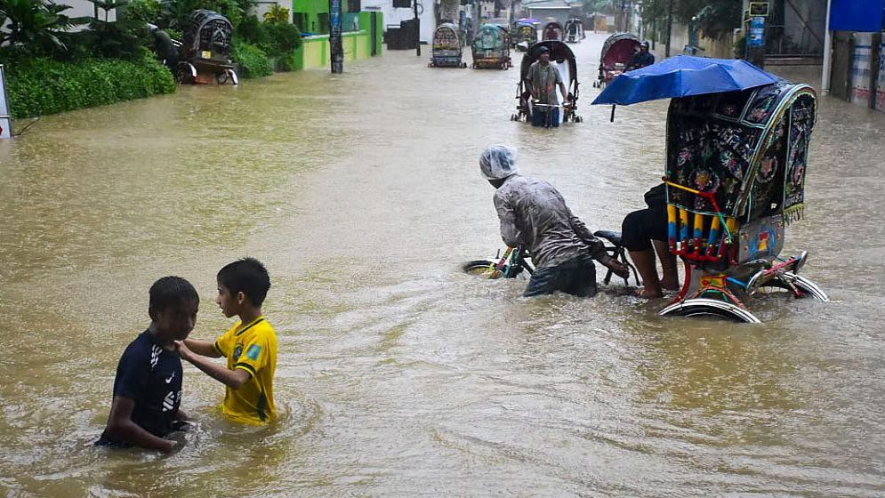 টানা বর্ষণে ফের জলাবদ্ধ চট্টগ্রাম নগরী, ৭ উপজেলায় বন্যার অবনতি