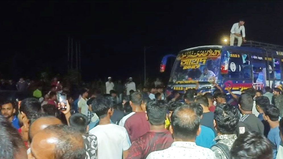 বাসের ধাক্কায় দুমড়ে-মুচড়ে গেল ৬ অটোরিকশা, নিহত ২  