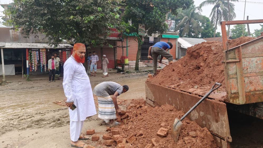 রায়গঞ্জ সড়কে অস্থায়ী সংস্কার, কমেছে জনদুর্ভোগ