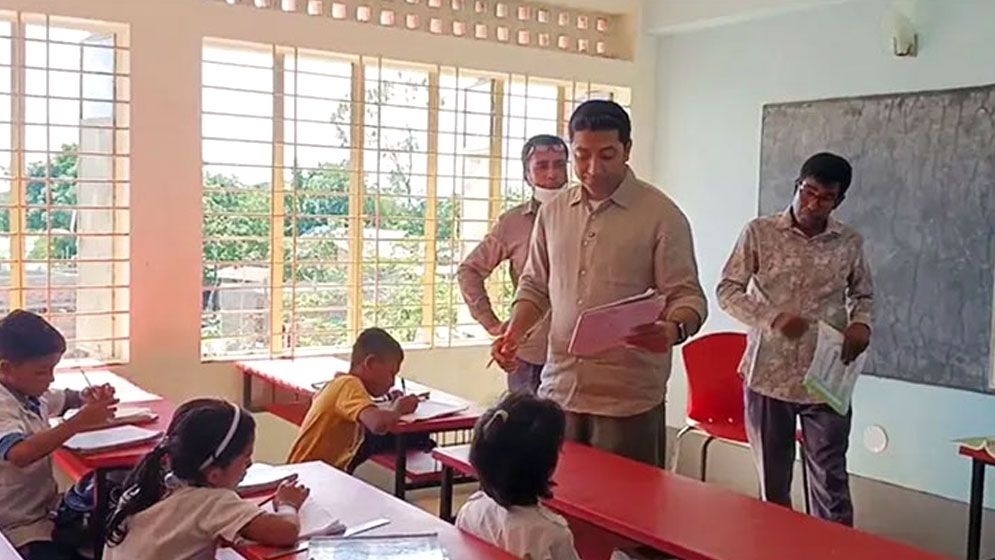 তাহিরপুরের প্রত্যন্ত এলাকায় স্কুলে নিজেই ক্লাস নিলেন ববি হাজ্জাজ 
