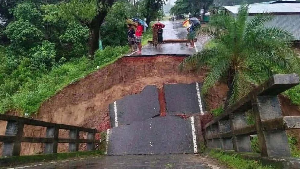 বন্যার স্রোতে সেতু ধস, বন্ধ বান্দরবান-রাঙ্গামাটি সড়ক