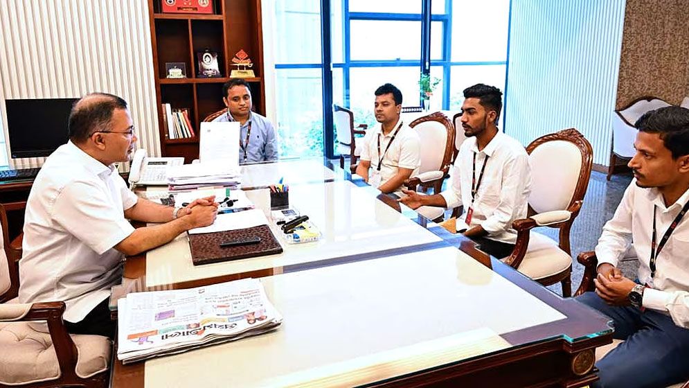 জুলাইয়ের রক্তমাখা পতাকা নিয়ে প্রধানমন্ত্রীর সঙ্গে সাক্ষাৎ ছাত্রদল নেতার 