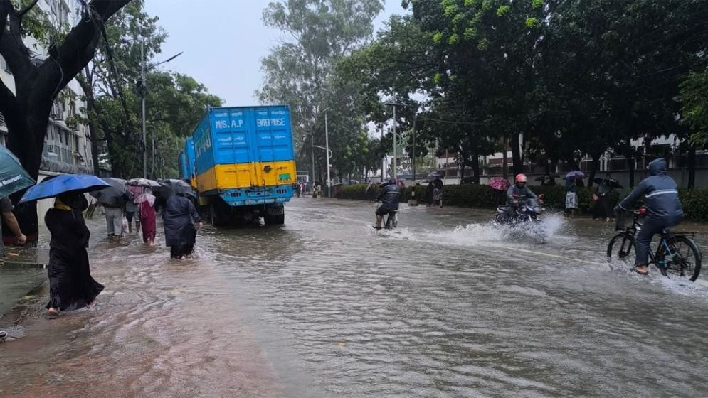 টানা বৃষ্টিতে চট্টগ্রাম নগরজুড়ে ভয়াবহ জলাবদ্ধতা