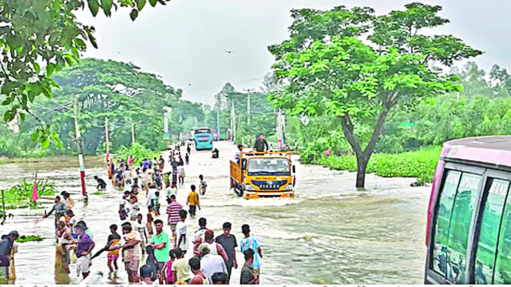 চট্টগ্রামের বিভিন্ন উপজেলায় পানিবন্দিরা মানবিক সংকটে