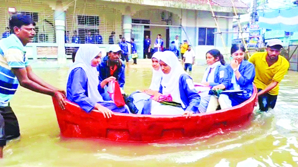 কুমিল্লা নগরীতে জলাবদ্ধতায় ভোগান্তি, নৌকা চড়ে কেন্দ্রে গেলেন পরীক্ষার্থীরা