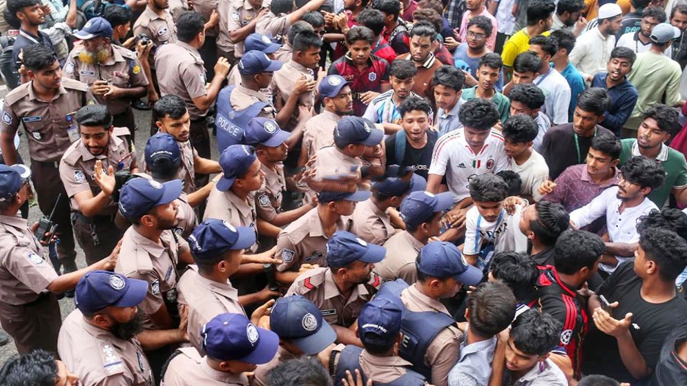 শিক্ষা বোর্ড অভিমুখে শিক্ষার্থীদের মিছিলে পুলিশের বাধা