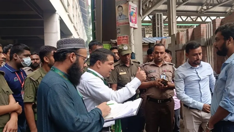 শাহবাগ মেট্রোরেল স্টেশন এলাকায় উচ্ছেদ অভিযান
