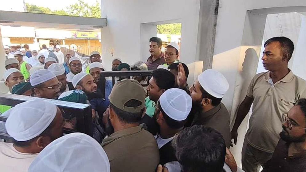 ফয়জুল করীমের সঙ্গে কুবিতে ঢুকতে না পেরে ফটকেই নামাজ আদায়  