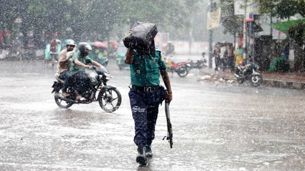 ৬ বিভাগে ভারী বর্ষণ, পাহাড়ধসের শঙ্কা