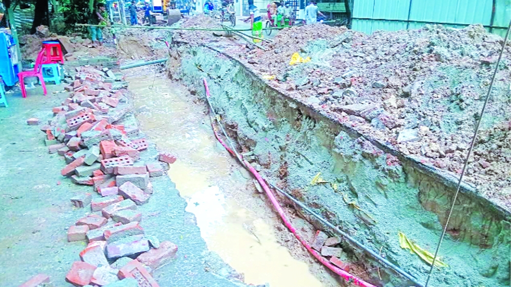 পানি অপসারণ না করে ভেকু দিয়ে শুধু কাদা মাটি উত্তোলন