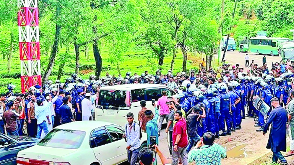 চার স্থানে পুলিশি বাধার মুখে এনসিপির নেতারা
