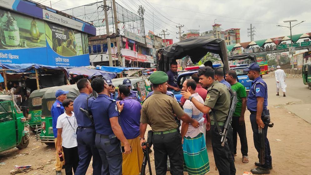 সোনারগাঁয় ফুটপাত দখল করে পার্কিং করায় ১৪ জনকে কারাদণ্ড