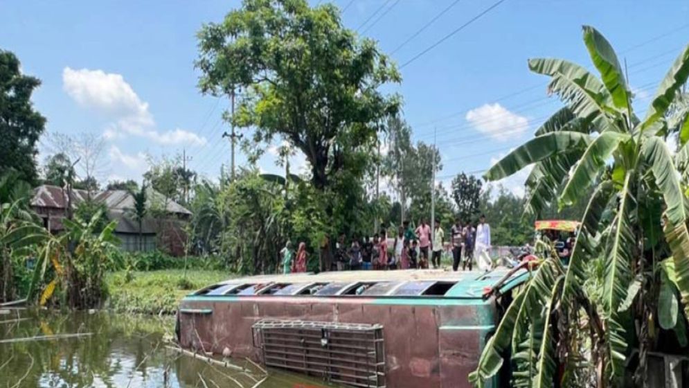 নিয়ন্ত্রণ হারিয়ে খাদে বিয়ে বাড়ির বাস, আহত বেশ কয়েকজন