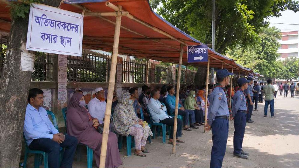 এইচএসসি কেন্দ্রের বাইরে শেড ও চেয়ার রাখার নির্দেশ