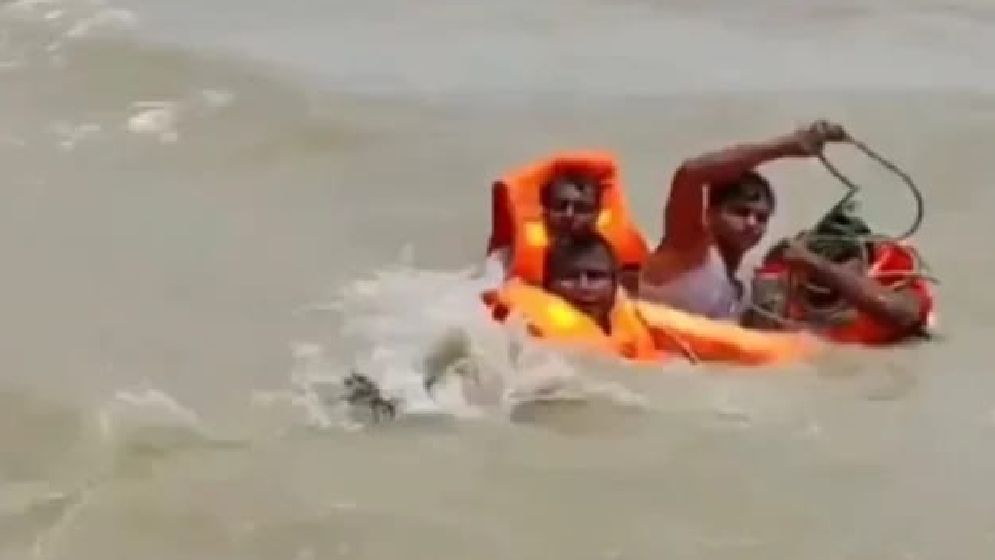 সন্দ্বীপ চ্যানেলে ভাসমান ৪ নাবিক উদ্ধার
