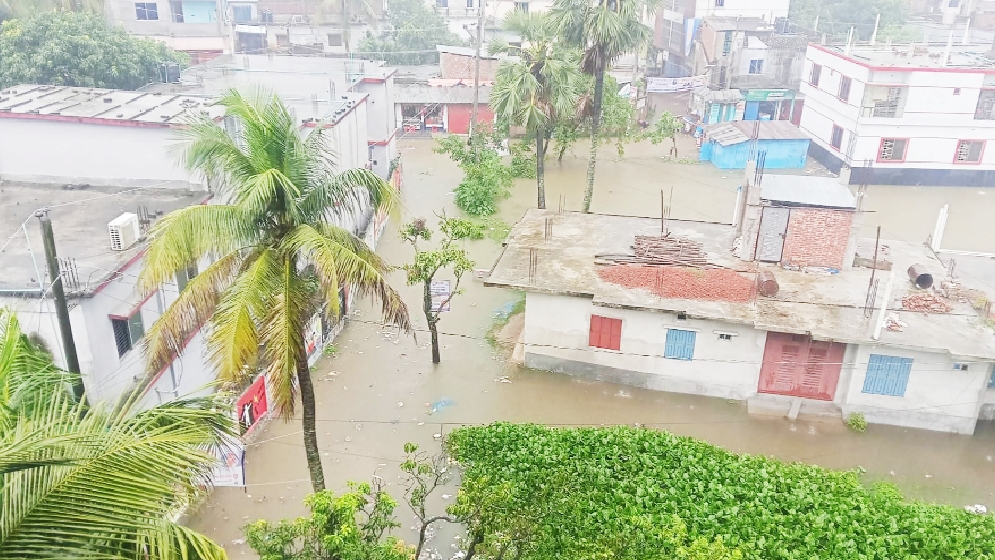 নড়াইল জেলার ১২ মাধ্যমিক স্কুলের শ্রেণিকক্ষ ঝুঁকিপূর্ণ মেঘ ডাকলেই আতঙ্ক, বৃষ্টিতে ক্লাস বন্ধ