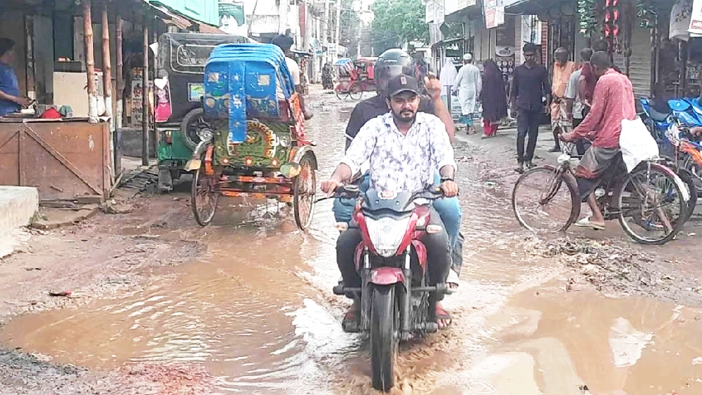 বেহাল সড়কে দুর্ভোগ চরমে