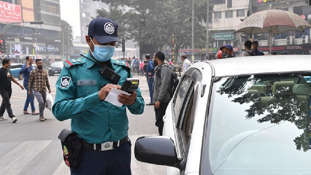 রাজধানীতে ট্রাফিক আইন লঙ্ঘনে ২২৪০ মামলা
