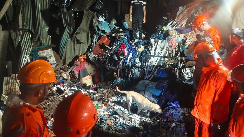 ভারতের মুম্বাইয়ে ভবন ধসে ৬ জনের মৃত্যু