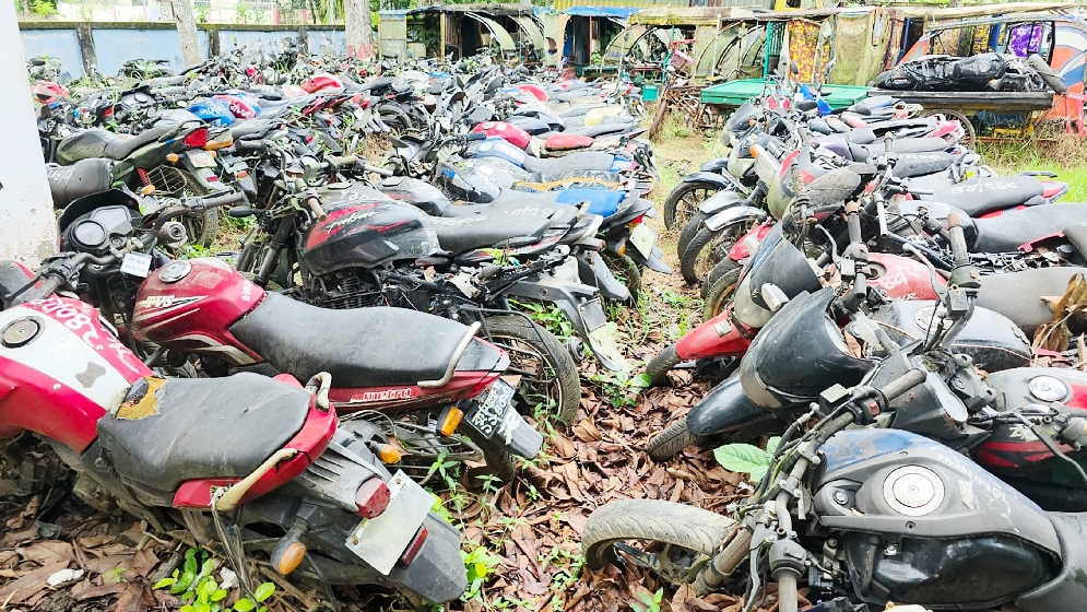 কসবা থানা চত্বরে অযত্নে নষ্ট হচ্ছে জব্দ যানবাহন