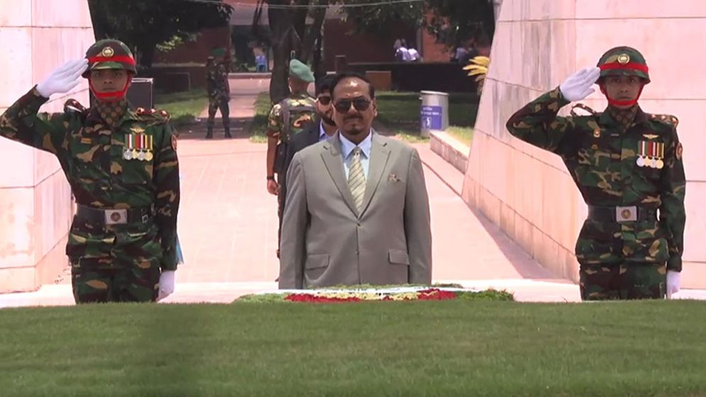 জিয়া ও বেগম জিয়ার কবরে ভারপ্রাপ্ত রাষ্ট্রপতির শ্রদ্ধা