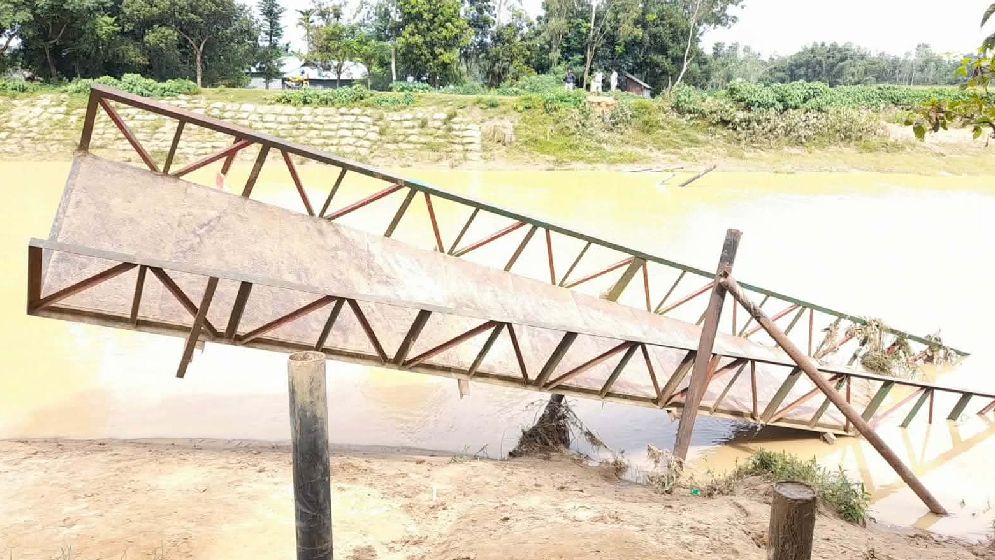 পাহাড়ি ঢলে সেতু বিধ্বস্ত, ৬ গ্রামের যোগাযোগ বন্ধ
