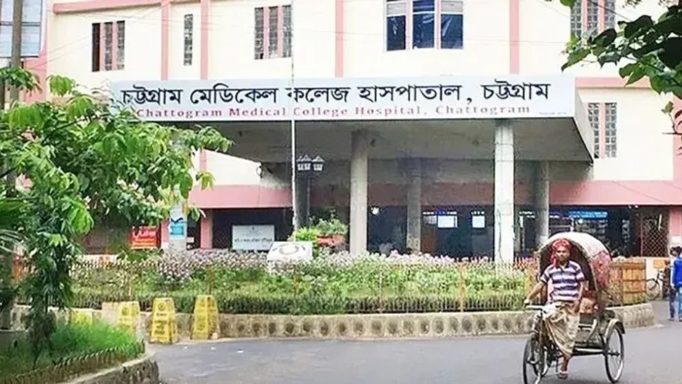 গোলপোস্ট ভেঙে প্রাণ গেল তরুণের