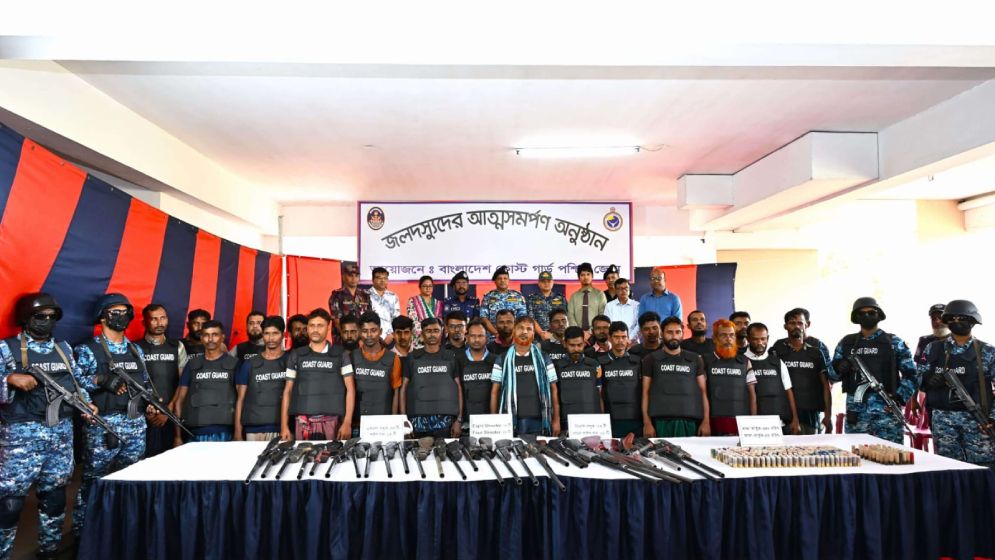 সুন্দরবনের ‘ছোট জাহাঙ্গীর’ বাহিনীসহ ২৭ বনদস্যুর আত্মসমর্পণ