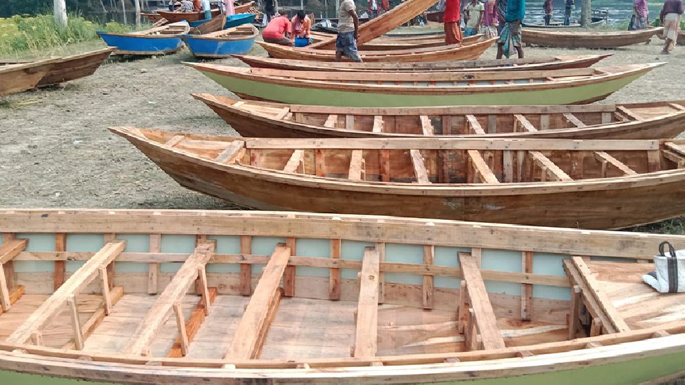 চলনবিলে থই থই পানি, বেড়েছে ডিঙি নৌকার কদর