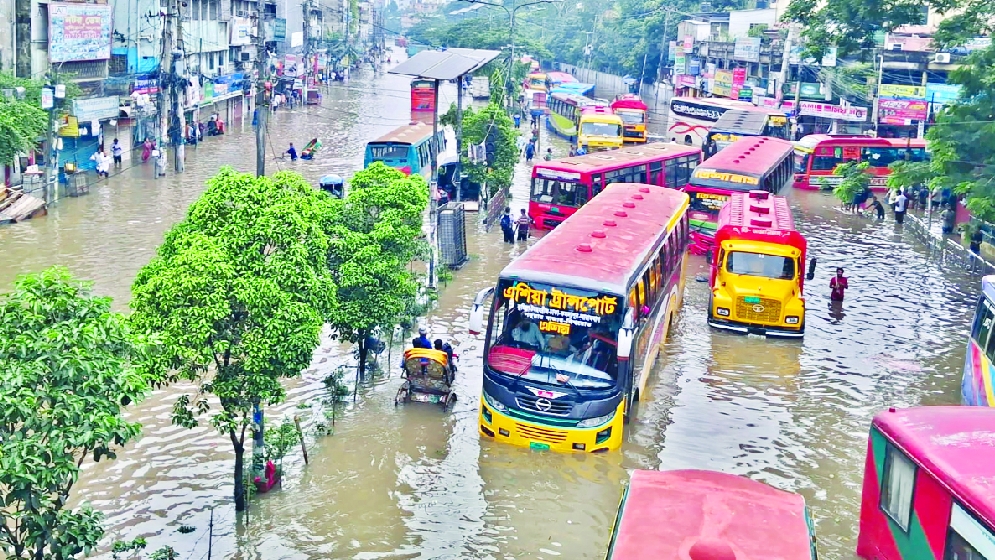 টানা বৃষ্টিতে ডুবল ঢাকা, নগরবাসীর চরম দুর্ভোগ