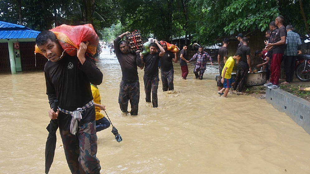 বান্দরবানে বন্যাদুর্গত ১২২ পরিবারকে উদ্ধার করল বিজিবি