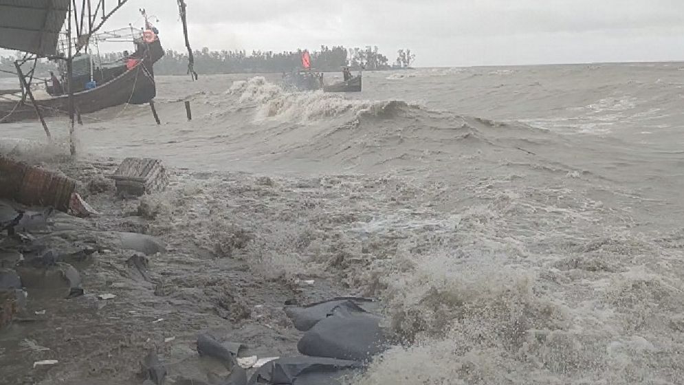 ৮ অঞ্চলে তীব্র ঝড়ের পূর্বাভাস, নদীবন্দরগুলোতে সতর্কসংকেত