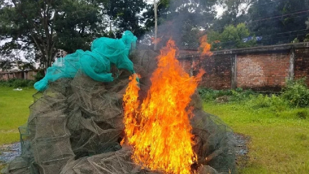 গুরুদাসপুর বপিুল কারন্টে  জাল ও দুয়ারি জাল ধ্বংস
