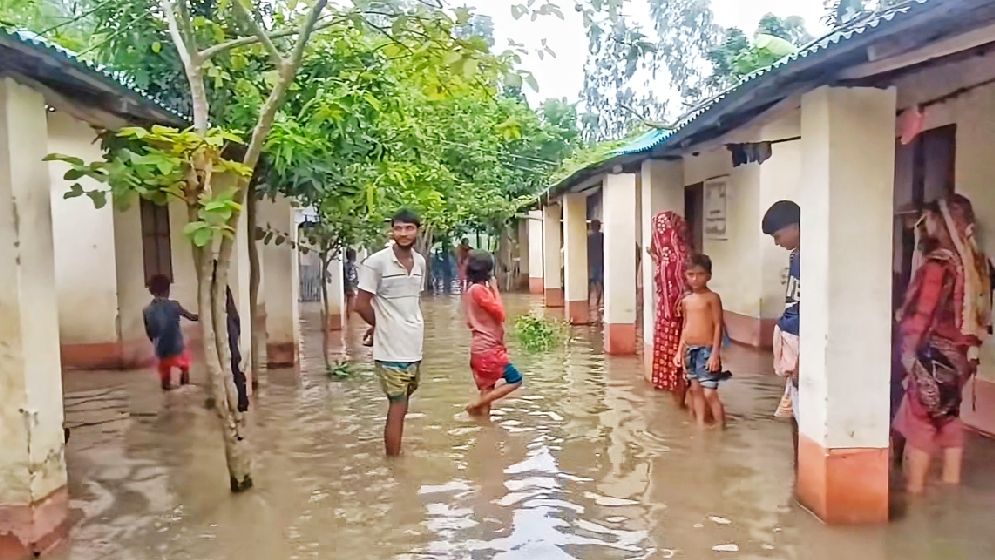 মান্দায় বর্ষণে পানিবন্দি আশ্রয়ণের ২শ পরিবার