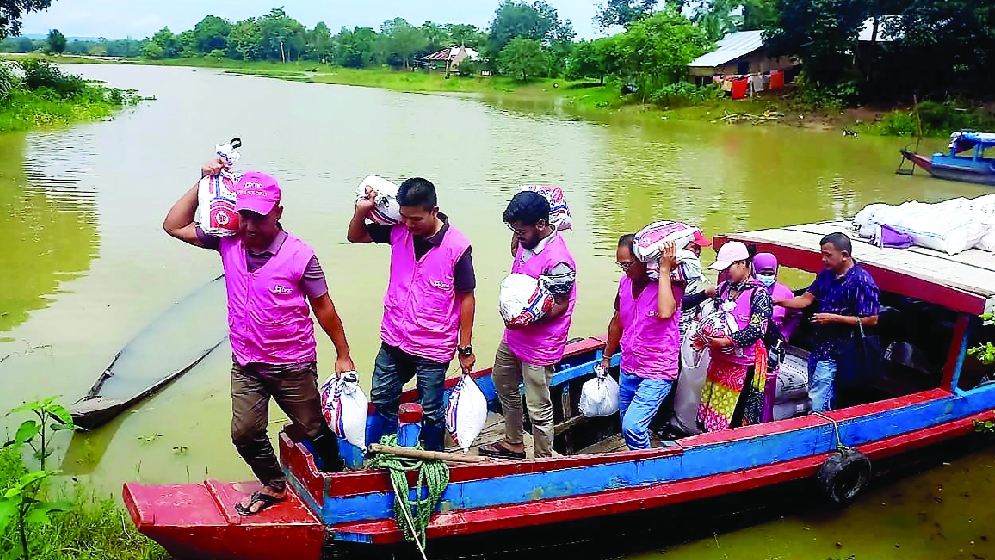 বন্যাকবলতি ৪৫০০ পরবািররে পাশে ব্র্যাক ব্যাংক