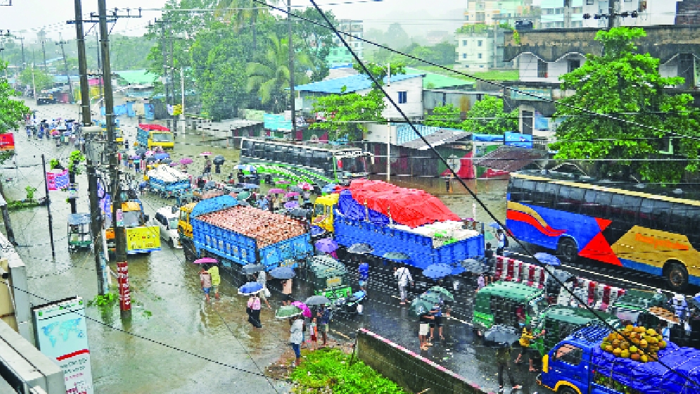 চট্টগ্রামের বিভিন্ন উপজেলায় বন্যা, সড়কে পানি