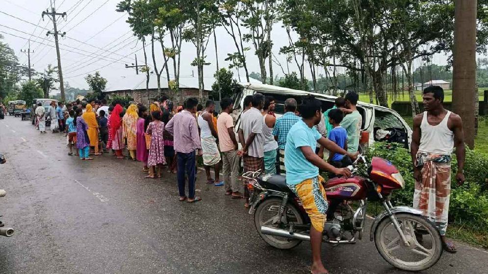 বিয়ে শেষে ফেরার পথে মাইক্রোবাস  খাদে, হতাহত ১৪